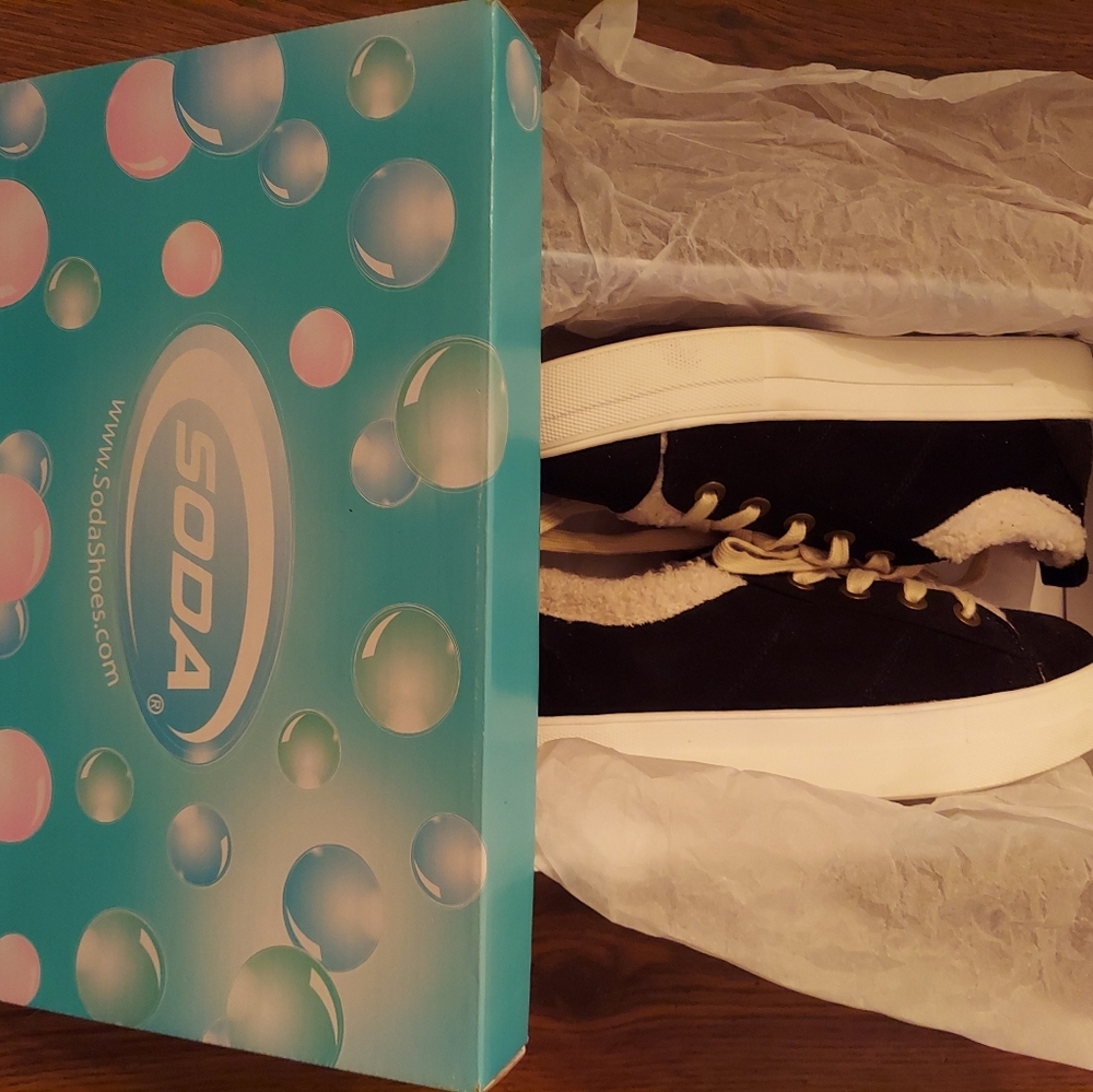 NWT Womens Soda Shoes Size 8